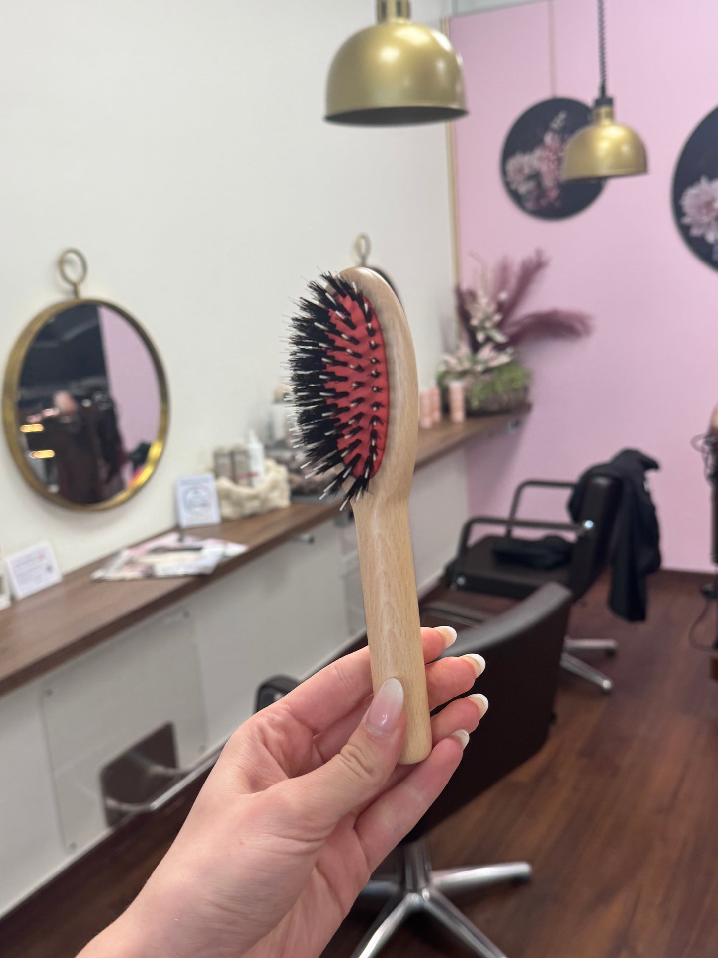Great Lengths Extensionsbürste klein aus Holz für Haarverlängerungen, Nahaufnahme im Friseursalon – Great Lengths