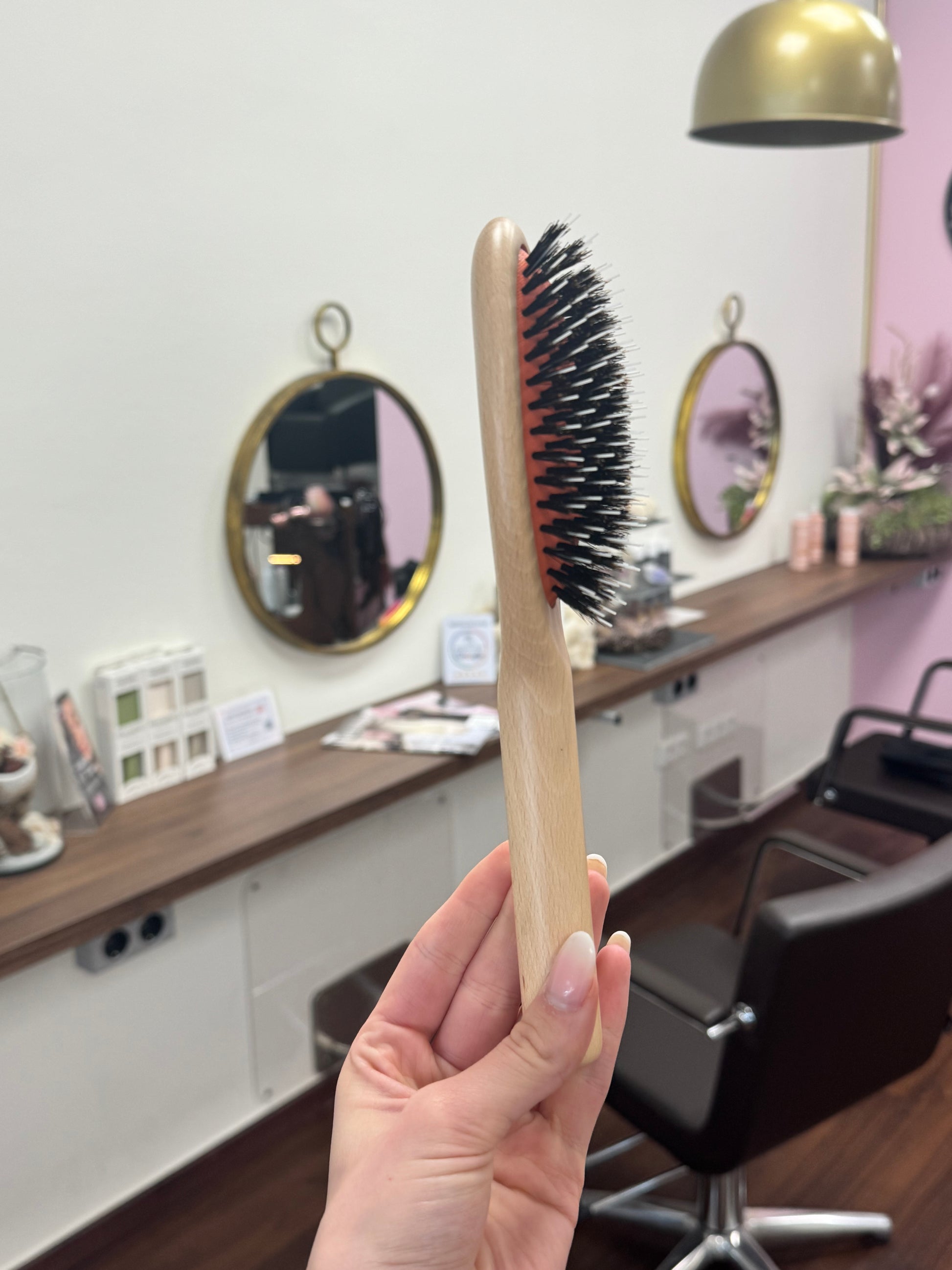 Great Lengths Extensionsbürste mit Naturborsten und Holzgriff, Seitenansicht im Friseursalon – Great Lengths
