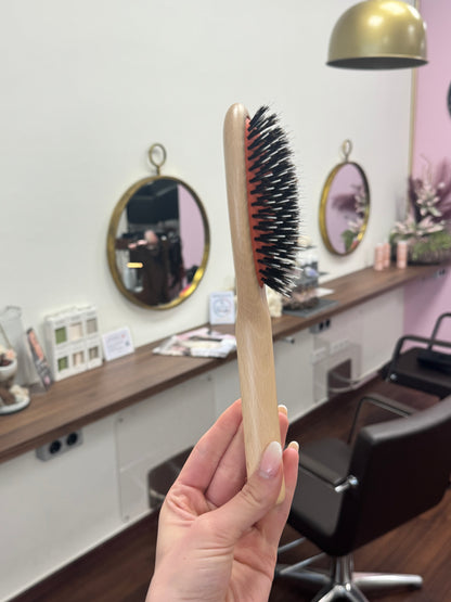 Great Lengths Extensionsbürste mit Naturborsten und Holzgriff, Seitenansicht im Friseursalon – Great Lengths
