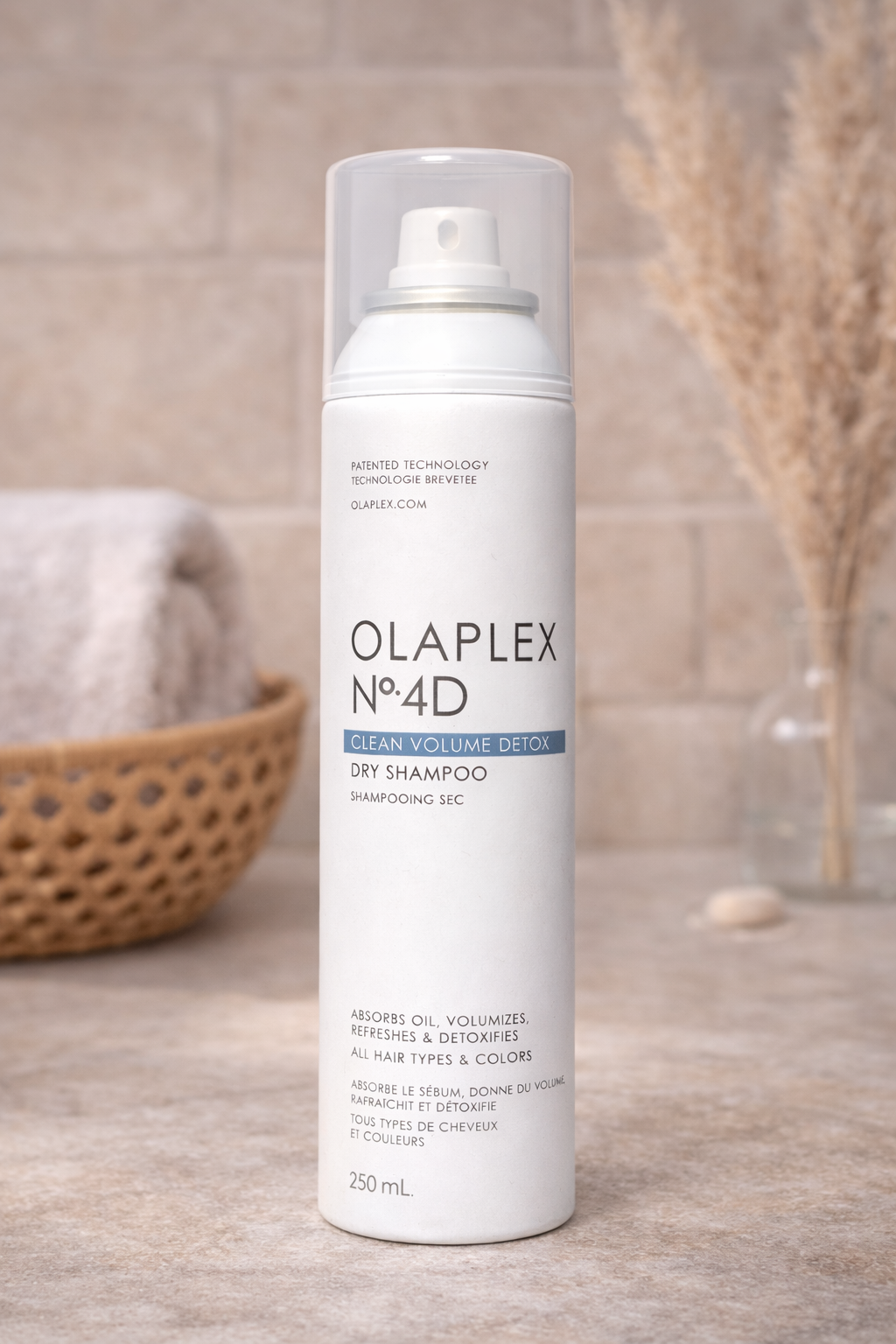 Olaplex No.4D Clean Volume Detox Dry Shampoo volumenbringendes Trockenshampoo, große Sprayflasche auf hellem Lifestyle Hintergrund – Olaplex