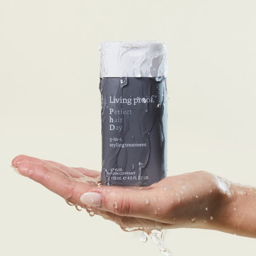 Living Proof Perfect Hair Day 5 in 1 Styling Treatment Produktflasche mit Wasser benetzt auf Handfläche – Living Proof
