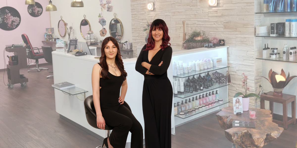 Bild des Salons Lissi Weber - Haarverlängerung und Haarverdichtung Schweinfurt weichgezeichnet mit Lissi und Sophie Weber im Vordergrund beide mit schwarzem Outfit - Lissi Weber 