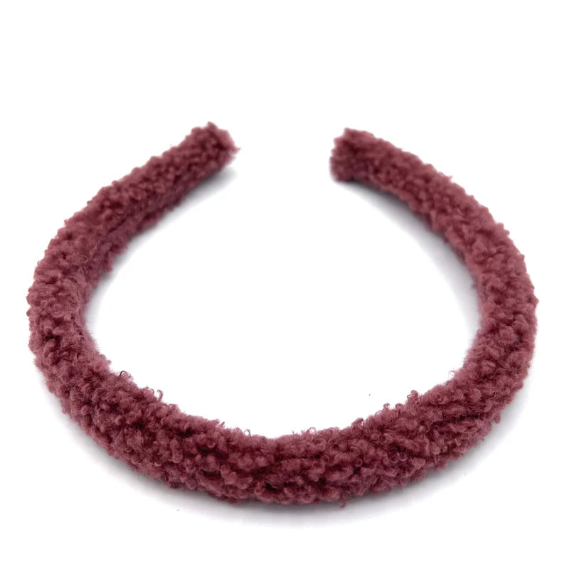 Schmaler Haarreif Teddy Rouge Detailaufnahme flauschige Stoffstruktur und Verarbeitung dieHaarbanduschi