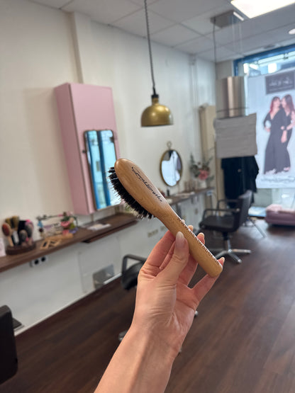 Great Lengths Holzbürste für Extensions schonend im Friseursalon gehalten, Naturholz Bürste für sanftes Entwirren – Great Lengths