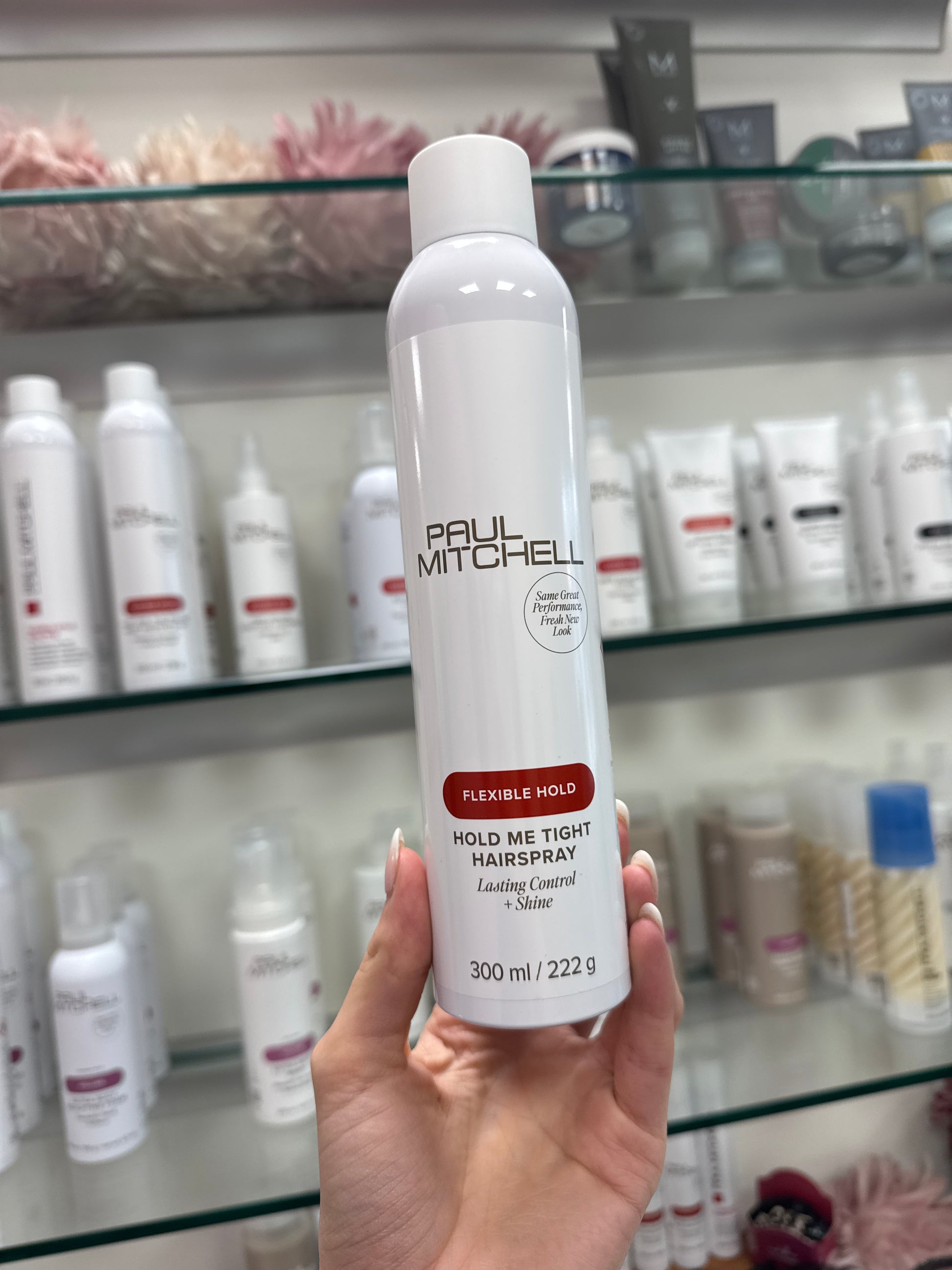 Haarlack flexibel Halt Paul Mitchell Hold Me Tight Haarspray Anwendung im Salon Paul Mitchell