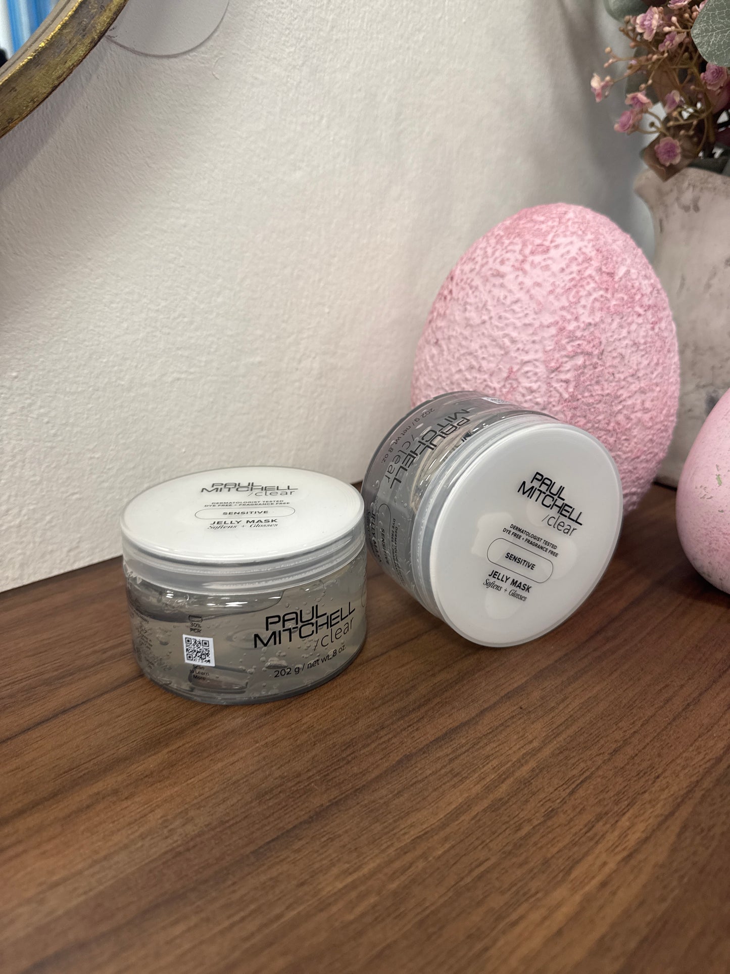 Sensitive Jelly Mask Haarmaske für empfindliche Kopfhaut zwei Tiegel auf Holztisch im Salon – Paul Mitchell