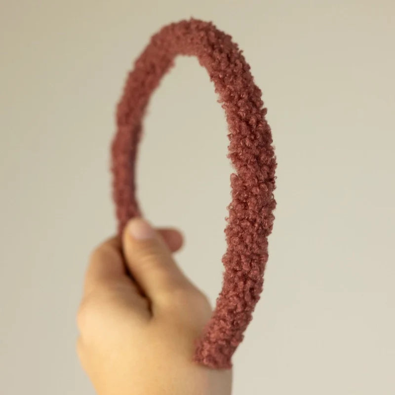 Haarreif Teddy Rouge ganz schmal flauschiger Haarreif freigestellt auf hellem Hintergrund dieHaarbanduschi
