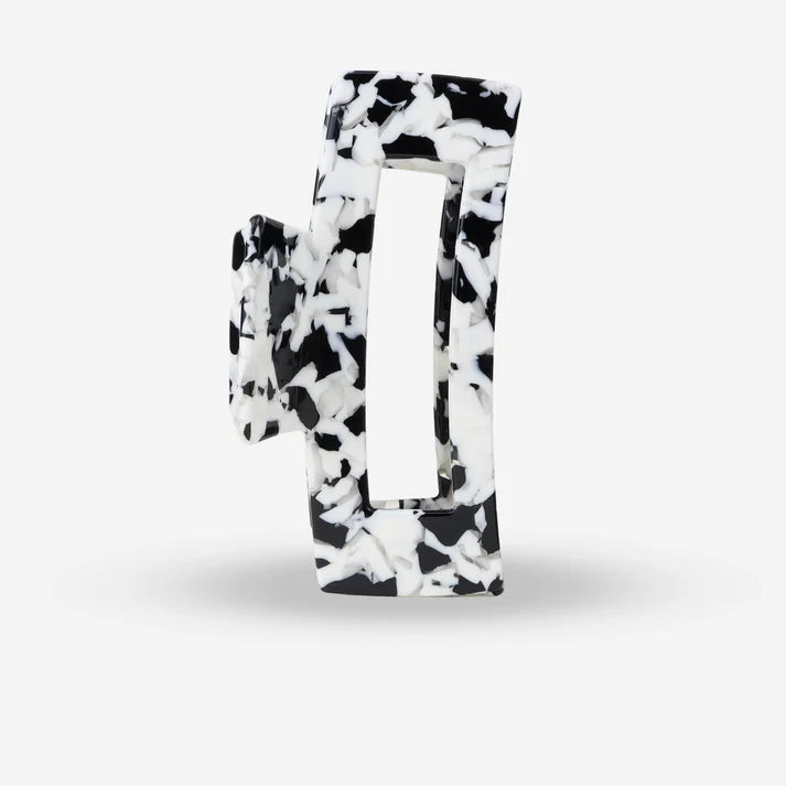 Moderne Haarklammer aus Cellulose Acetat im Black White Look, Seitenansicht mit flachen abgerundeten Krallen, SASSTIE