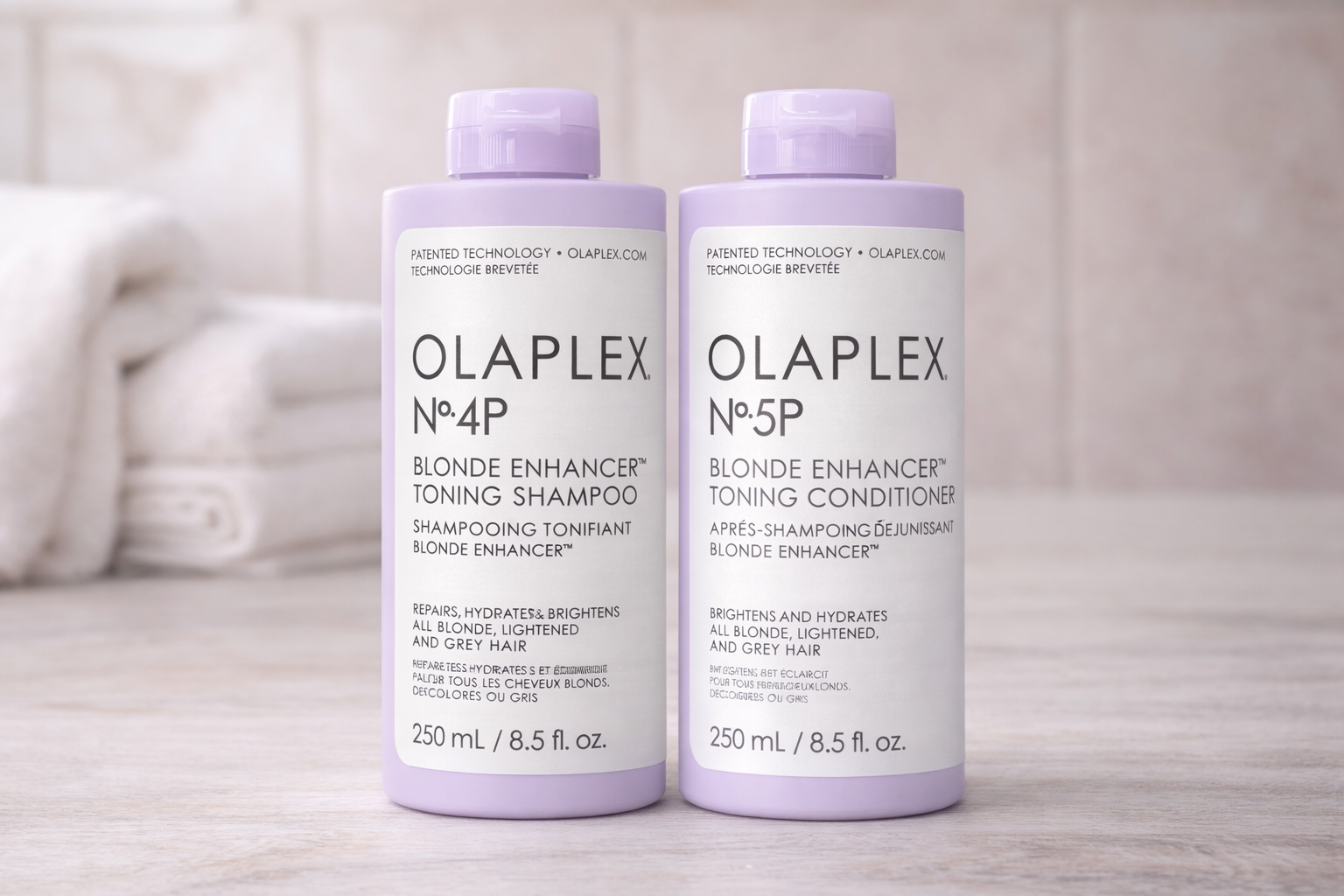 Olaplex No.4P Shampoo und No.5P Toning Conditioner für blondes Haar, beide Produktflaschen nebeneinander vor neutralem Hintergrund – Olaplex