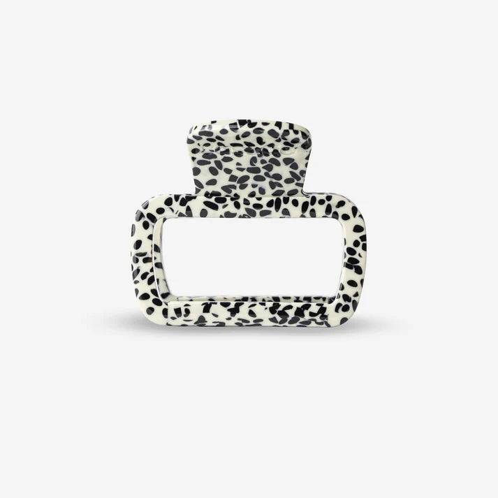 Minimalistische Haarklammer aus Cellulose Acetat im Dalmatiner Design, schräge Seitenansicht mit starker Materialstärke, SASSTIE