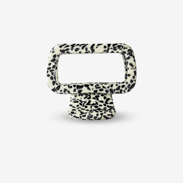 Statement Haarklammer in Creme Schwarz aus Cellulose Acetat, Rückansicht mit klarer Form und stabilem Halt, SASSTIE