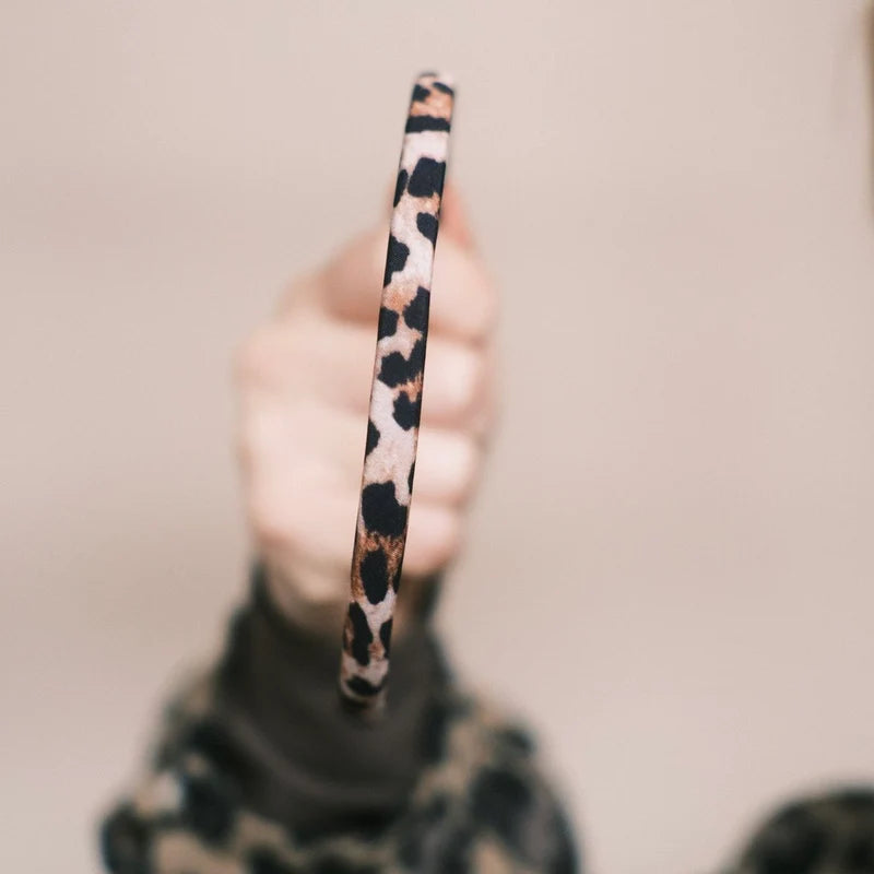Schmaler Haarreif Leo Braun Detailaufnahme Muster und schmale Form nah gezeigt dieHaarbanduschi