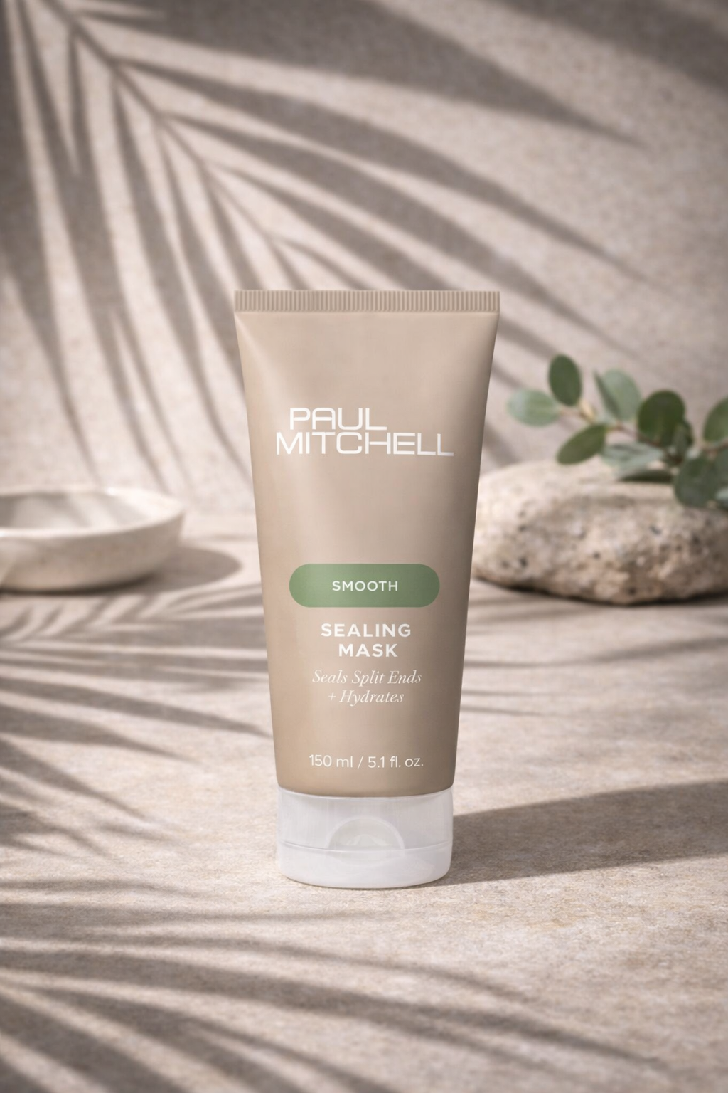 Smooth Sealing Mask glättende Haarmaske mit Licht und Palmblatt Schatten auf beigem Untergrund – Paul Mitchell