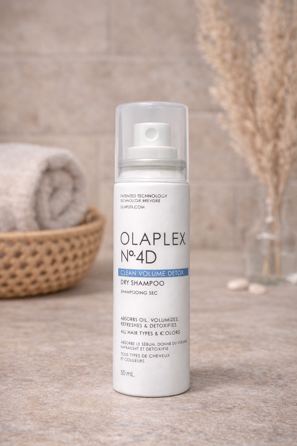Olaplex No.4D Clean Volume Detox Dry Shampoo Travel Size für unterwegs, kleine Sprayflasche auf hellem Pflege Hintergrund – Olaplex