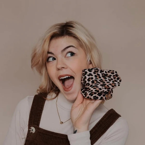 Duttband Leo Schwarz im Alltag getragen mit lässigem Styling dieHaarbanduschi