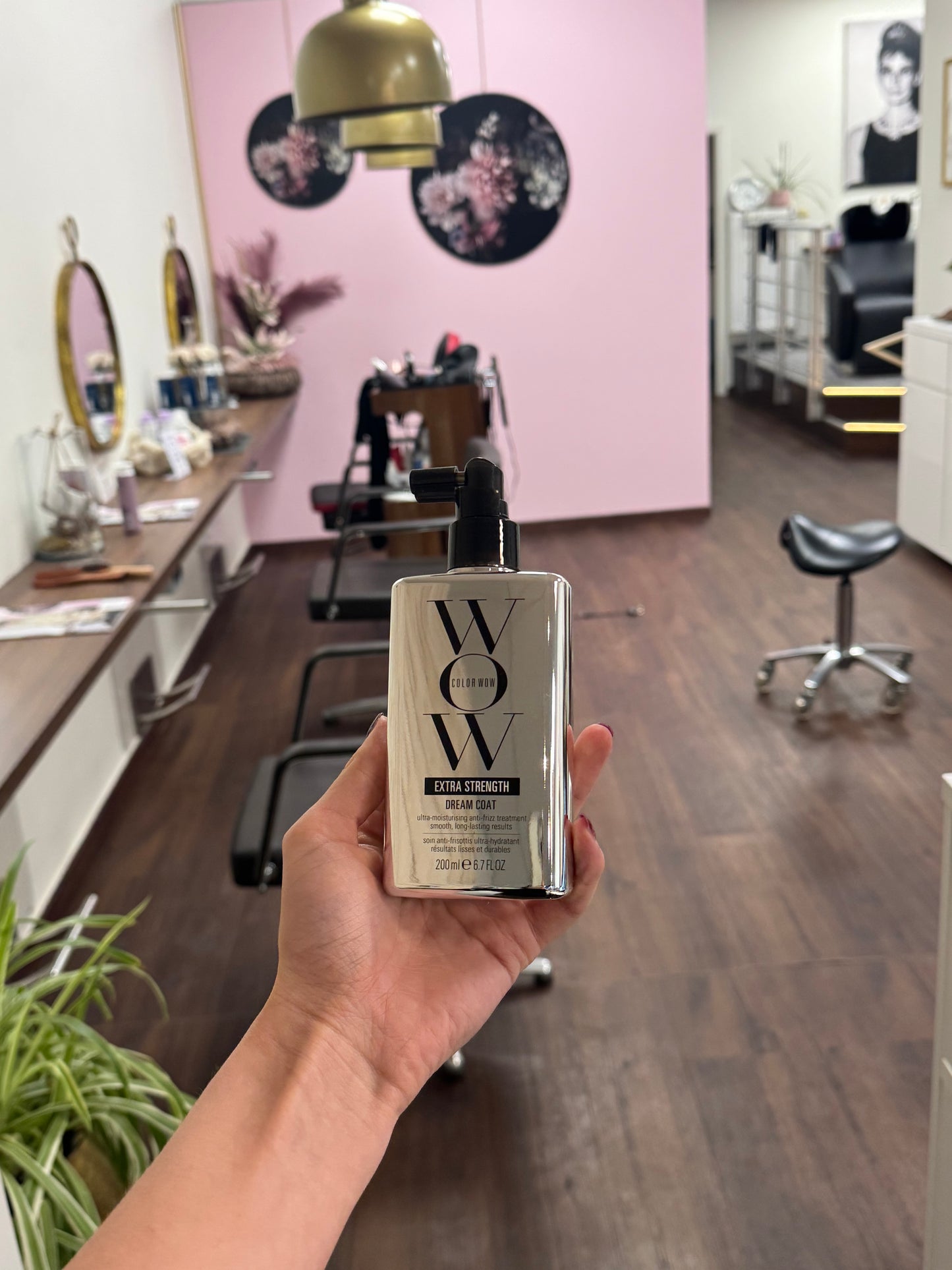 Color Wow Dream Coat Extra Strength in der Hand fotografiert im Friseursalon – Color Wow