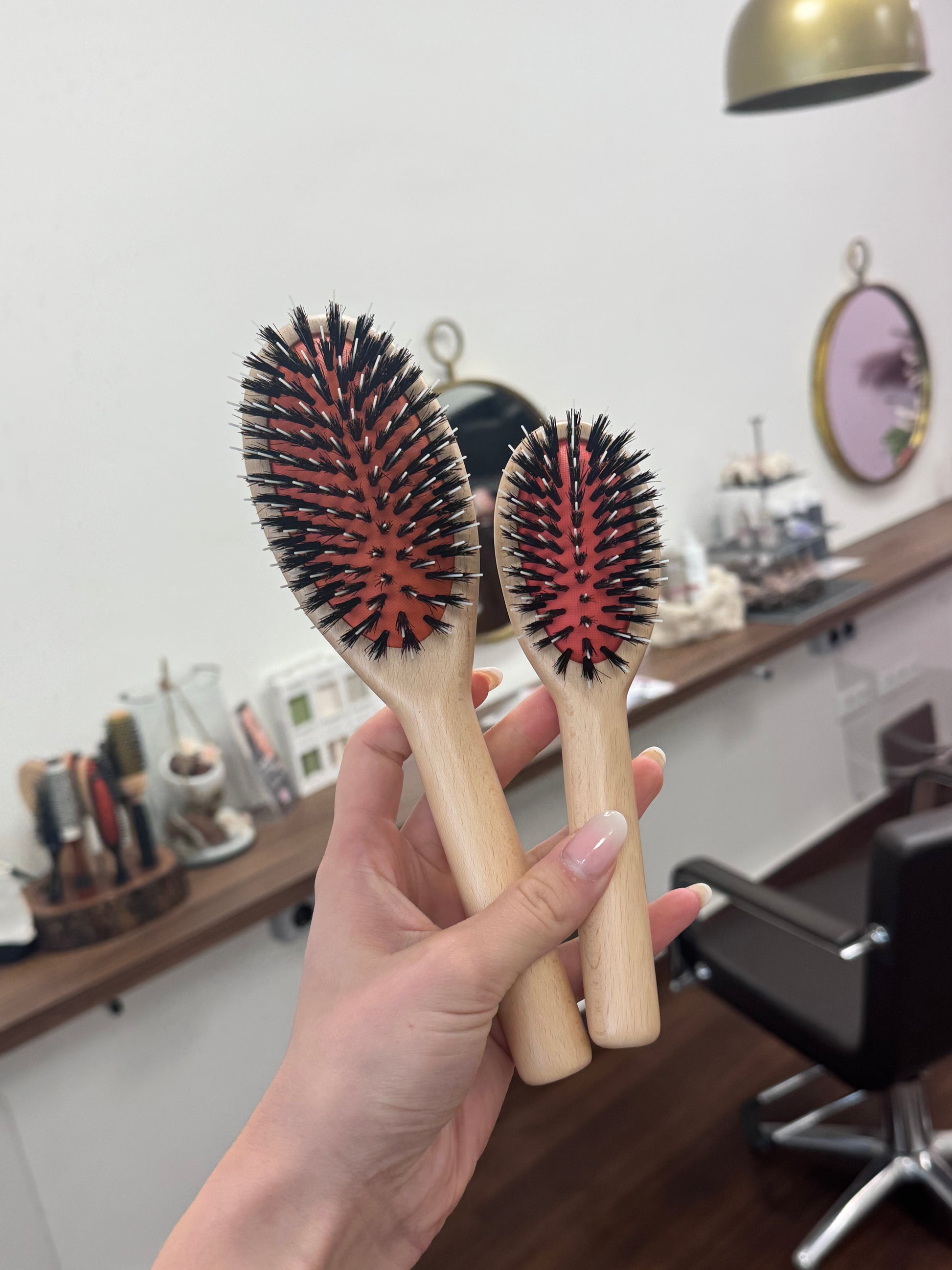 Great Lengths Extensionsbürsten aus Holz in zwei Größen, professionelle Haarpflege im Friseursalon – Great Lengths