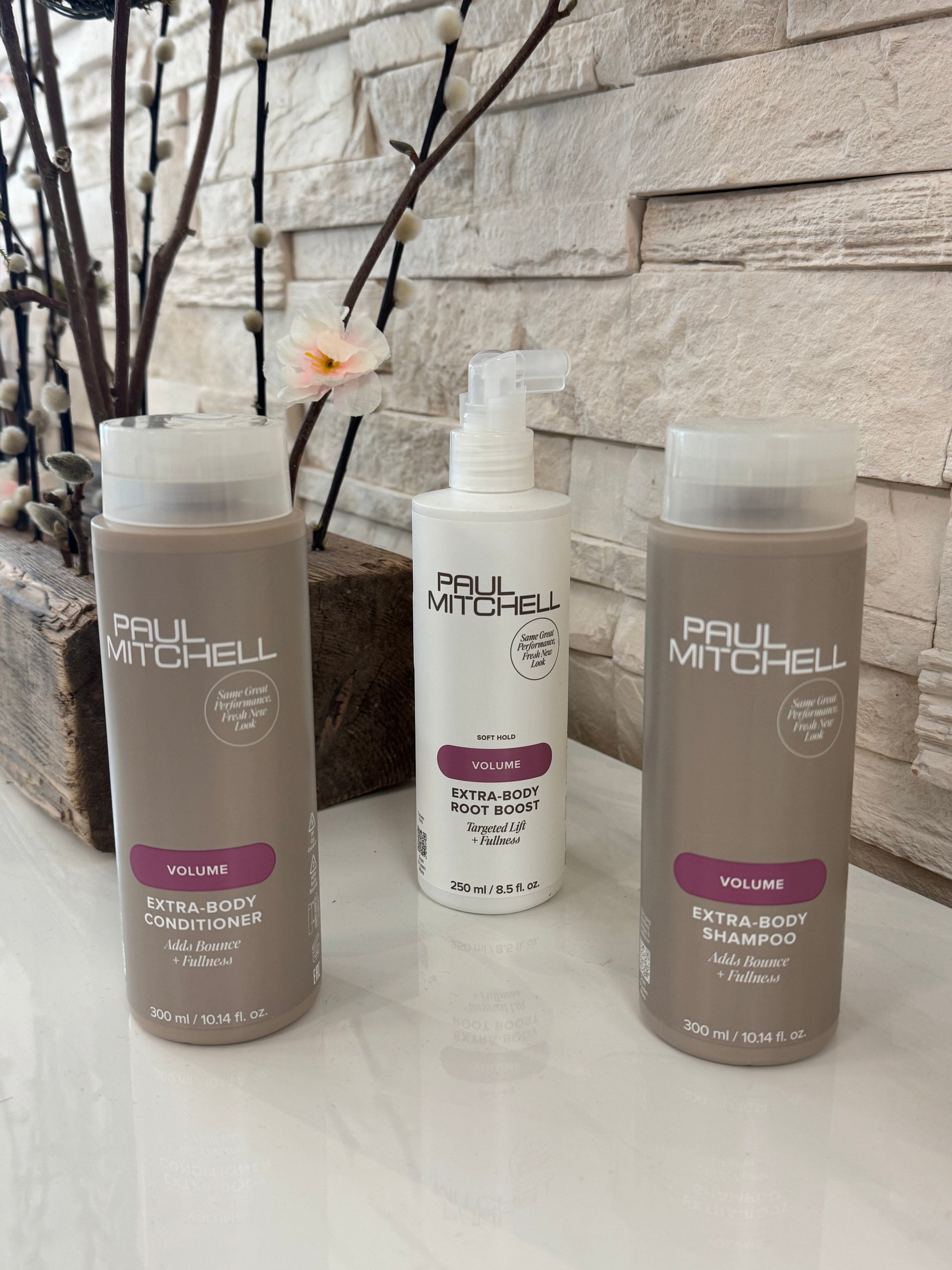 Paul Mitchell Extra-Body Shampoo und Conditioner für mehr Volumen bei feinem Haar, Produktset auf hellem Untergrund – Paul Mitchell