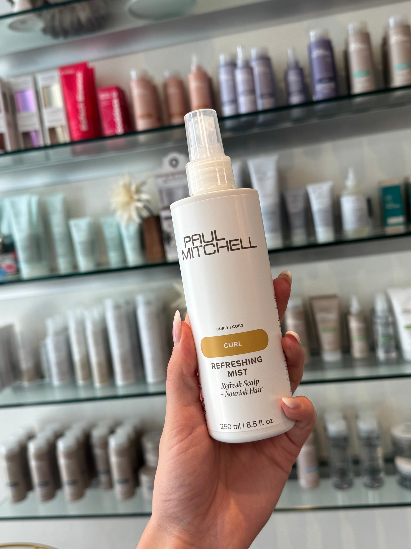     Paul Mitchell Curl Refreshing Mist – Auffrischungsspray für Locken in der Hand im Friseursalon – Paul Mitchell