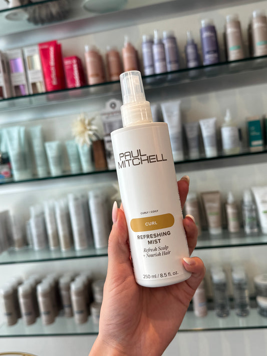     Paul Mitchell Curl Refreshing Mist – Auffrischungsspray für Locken in der Hand im Friseursalon – Paul Mitchell