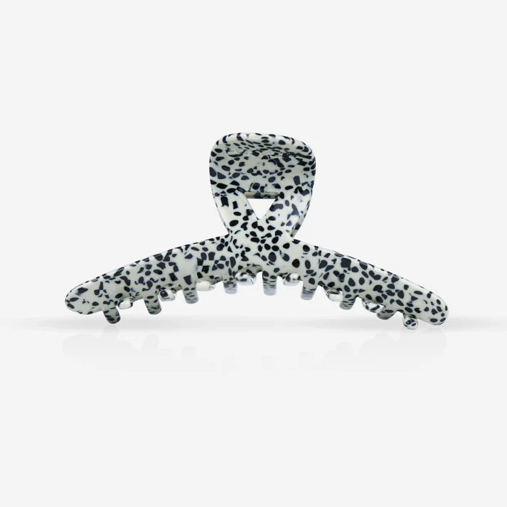 Elegante Haarklammer aus Cellulose Acetat in Schwarz Weiß, Seitenansicht mit schmalen abgerundeten Krallen mit weißem Hintergrund, SASSTIE