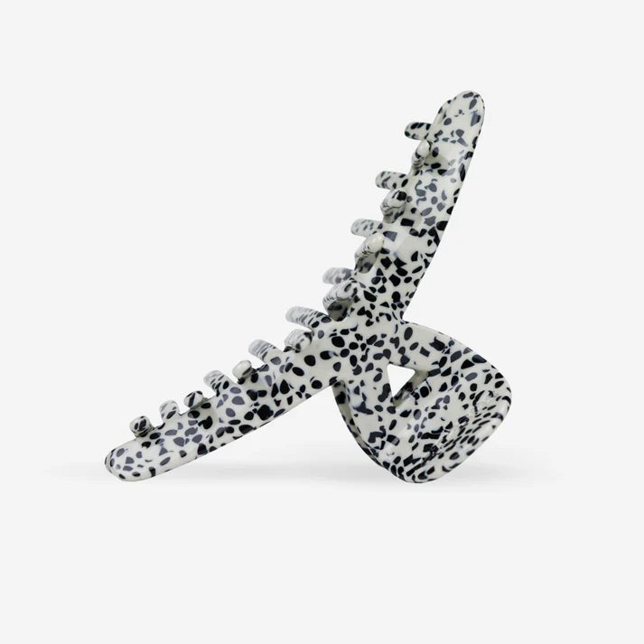 Elegante Haarklammer aus Cellulose Acetat in Schwarz Weiß, Seitenansicht mit schmalen abgerundeten Krallen, SASSTIE