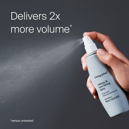 Living Proof Full Volume and Root Lifting Spray feiner Sprühnebel wird aus der Flasche für gezieltes Ansatzvolumen abgegeben – Living Proof