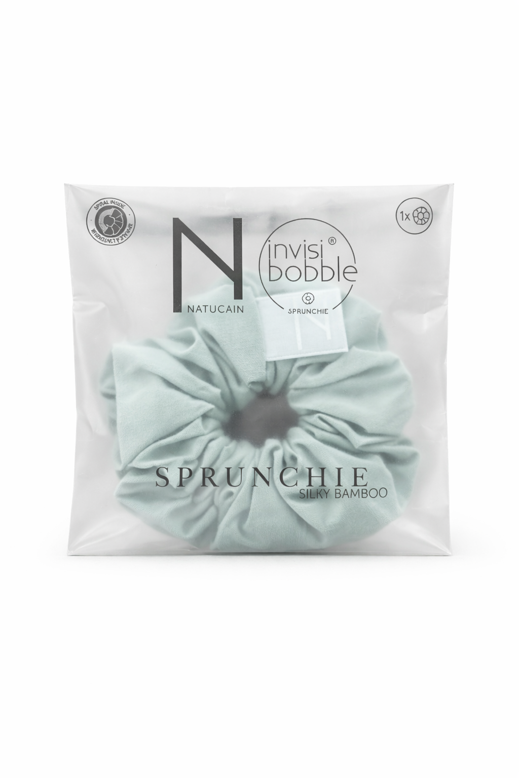 Haarschonender Scrunchie aus Bambusseide in transparenter Verpackung mit Natucain und invisibobble Logo, Produkt freigestellt auf weißem Hintergrund – Natucain x invisibobble