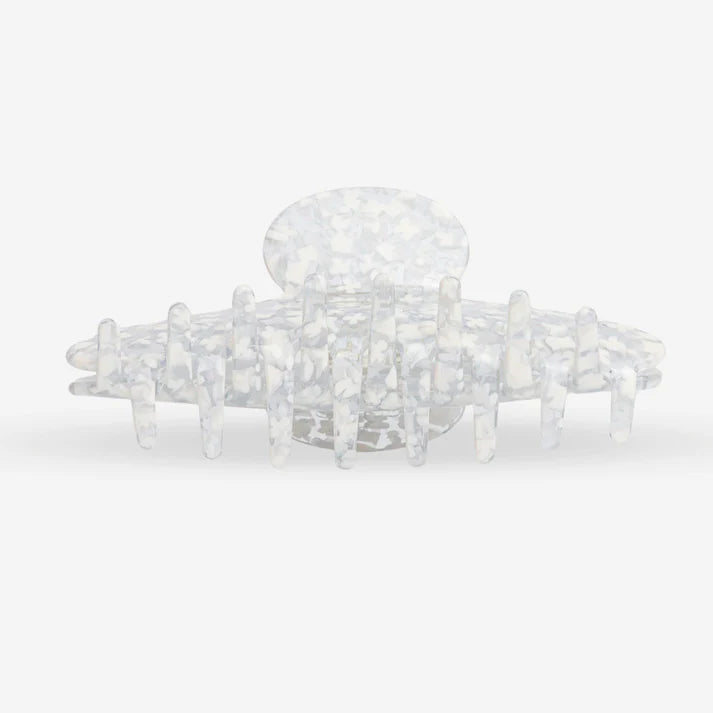 Elegante Haarklammer in Weiß aus Cellulose Acetat, seitliche Ansicht mit gleichmäßig geformten Krallen, SASSTIE