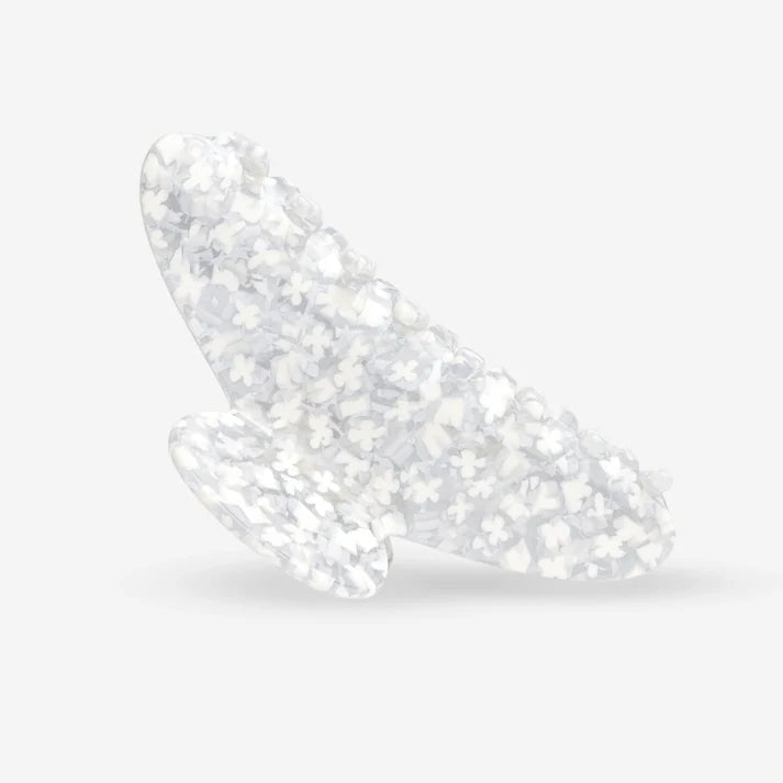 Große Haarklammer aus Cellulose Acetat in Weiß, schräge Ansicht mit strukturierter Oberfläche und sanfter Rundung, SASSTIE