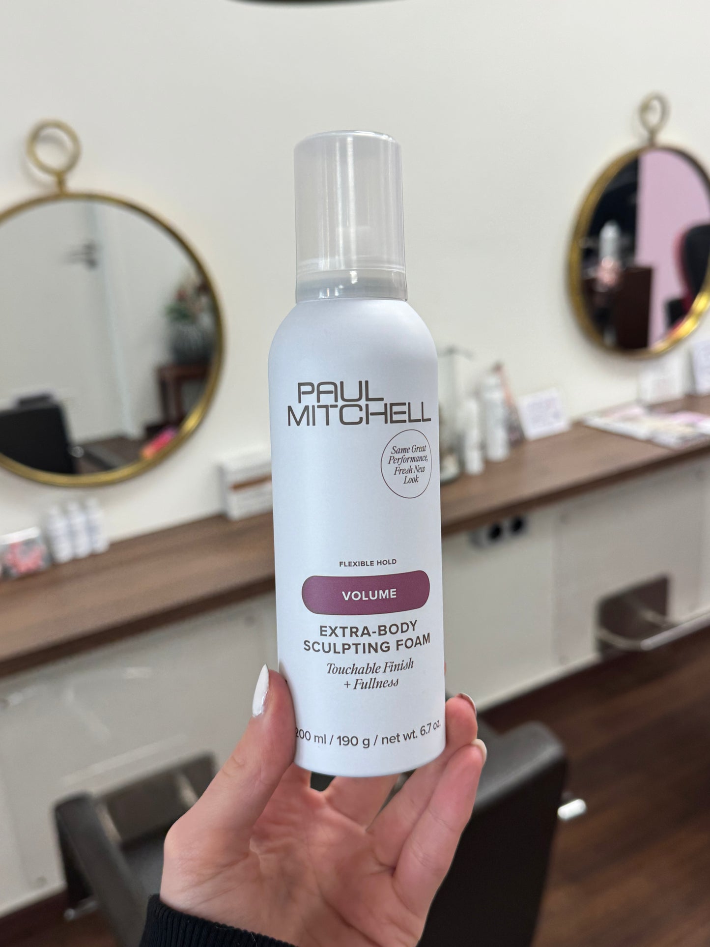 Paul Mitchell Extra-Body Sculpting Foam Volumen Haarschaum für feines Haar, 200 ml Stylingmousse Flasche in Hand gehalten – Paul Mitchell