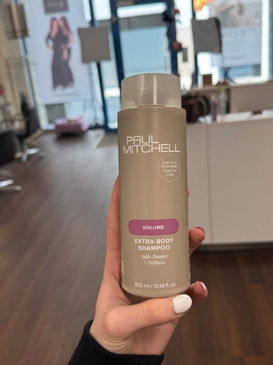 Paul Mitchell Extra-Body Shampoo Volumen Shampoo für feines Haar, 300 ml Flasche Produktabbildung in der Hand im Salon Lissi Weber– Paul Mitchell