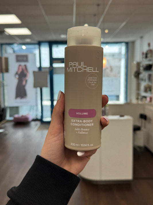 Paul Mitchell Extra-Body Conditioner Volumen Conditioner für feines Haar, 300 ml Flasche Produktabbildung in der Hand im Salon Lissi Weber – Paul Mitchell