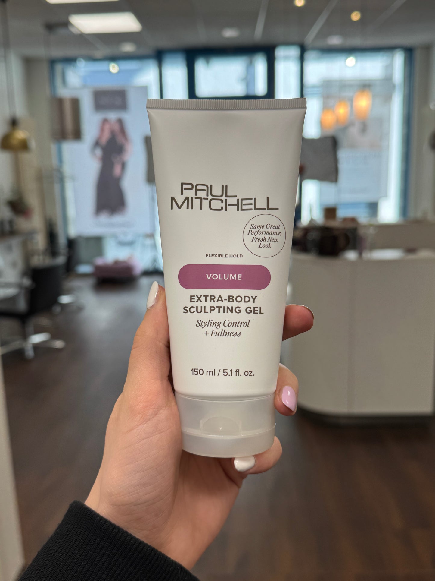Paul Mitchell Extra-Body Sculpting Gel Volumen Stylinggel für feines Haar, weiße Tube mit flexiblem Halt gehalten in der Hand im Salon Lissi Weber – Paul Mitchell