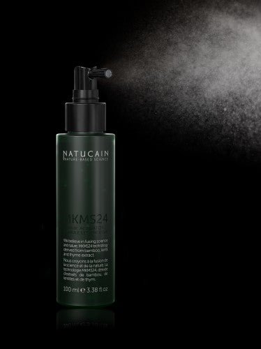 Haarserum Wachstumsspray Flasche mit feinem Sprühnebel vor schwarzem Hintergrund – Natucain