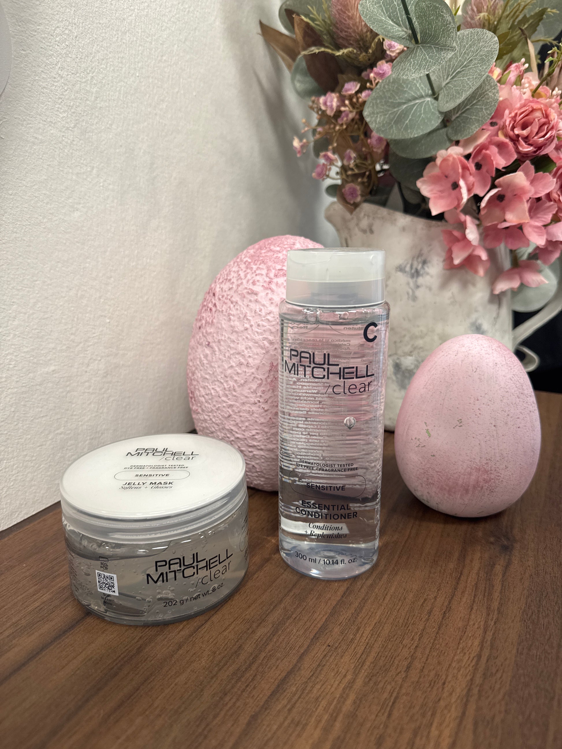 Sensitive Conditioner und Jelly Mask für empfindliche Kopfhaut im Set auf Holztisch im Salon – Paul Mitchell