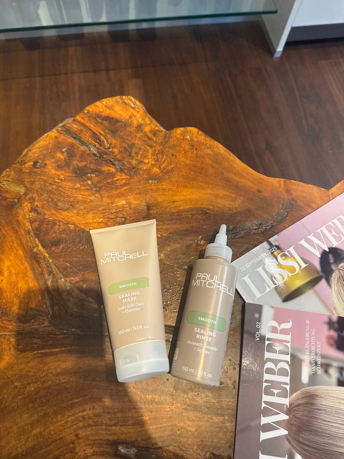 Sealing Mask und Sealing Rinse für glattes frizzfreies Haar auf Holztisch im Salon – Paul Mitchell