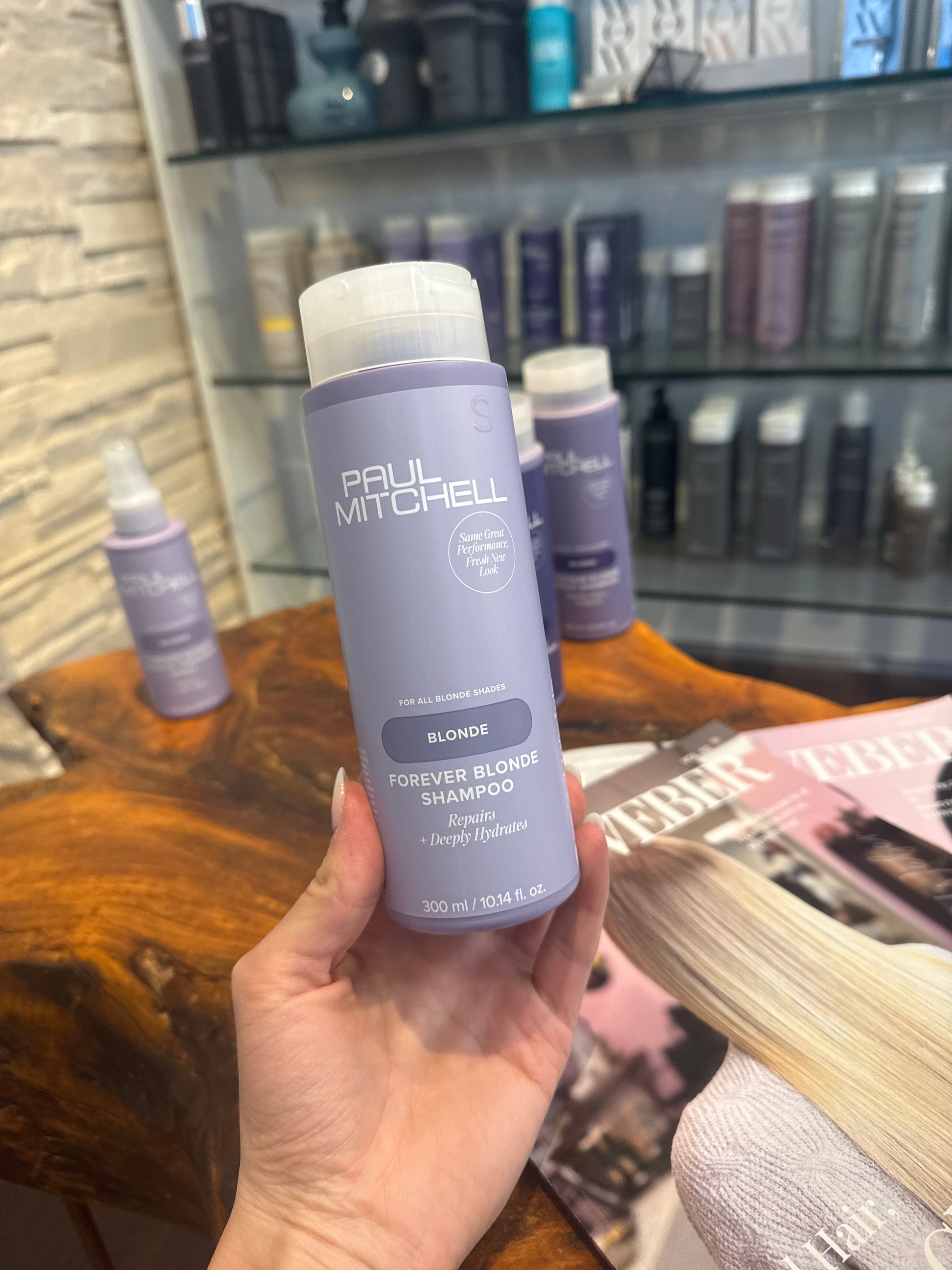 Forever Blonde Shampoo für blondes Haar reparierend und feuchtigkeitsspendend in Hand im Salon – Paul Mitchell