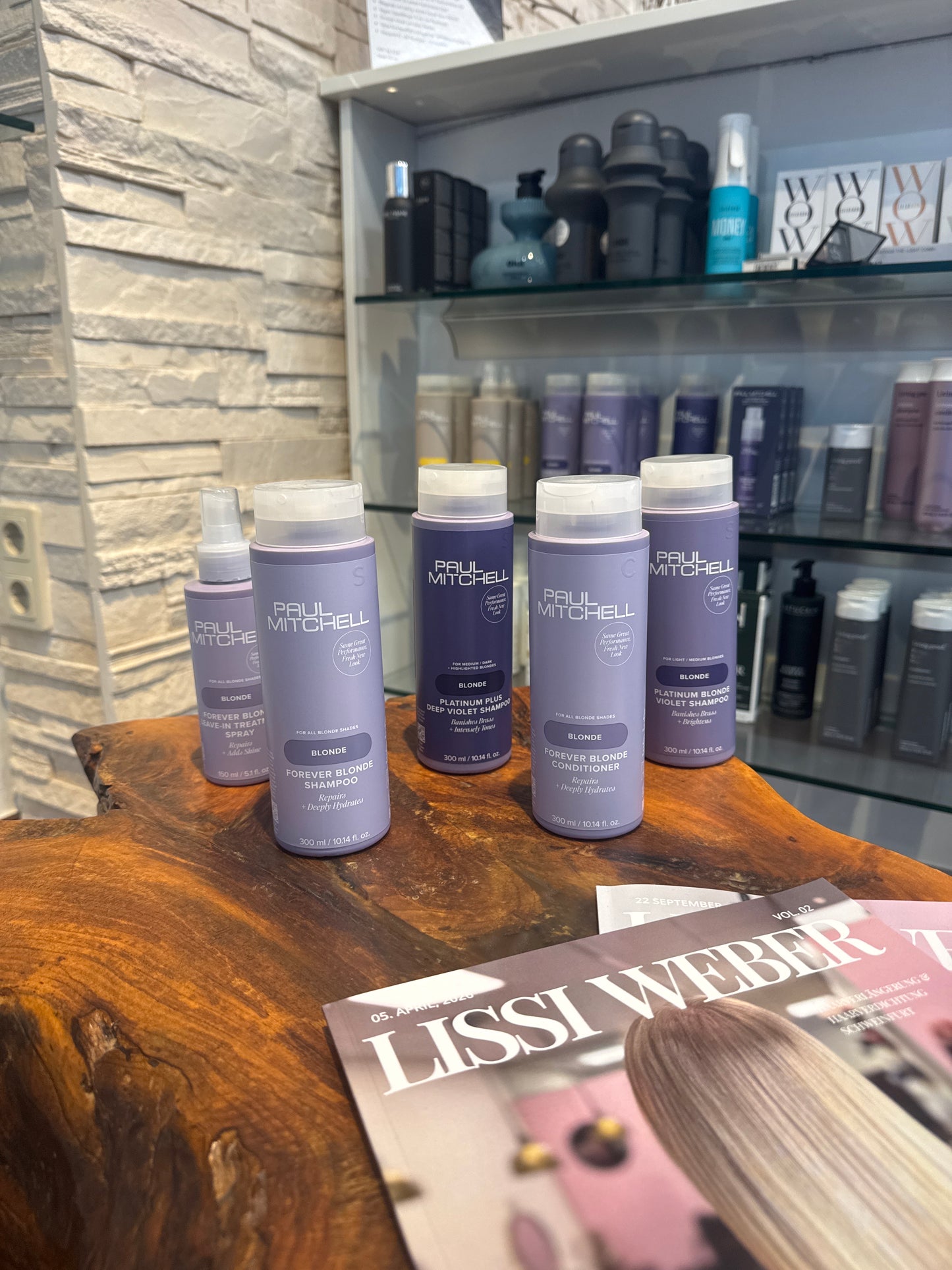 Blonde Shampoo und Silbershampoo für blondes Haar mit Conditioner im Set auf Holztisch – Paul Mitchell