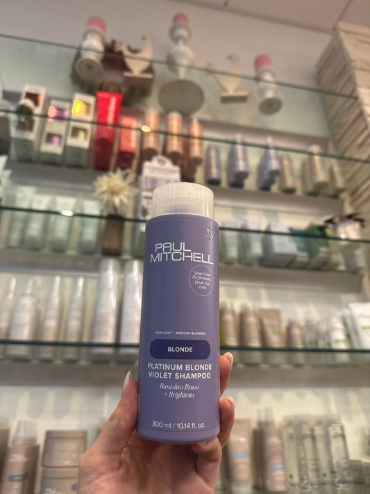 Silbershampoo und Blonde Shampoo für blondes Haar gegen Gelbstich im Set auf Holztisch – Paul Mitchell