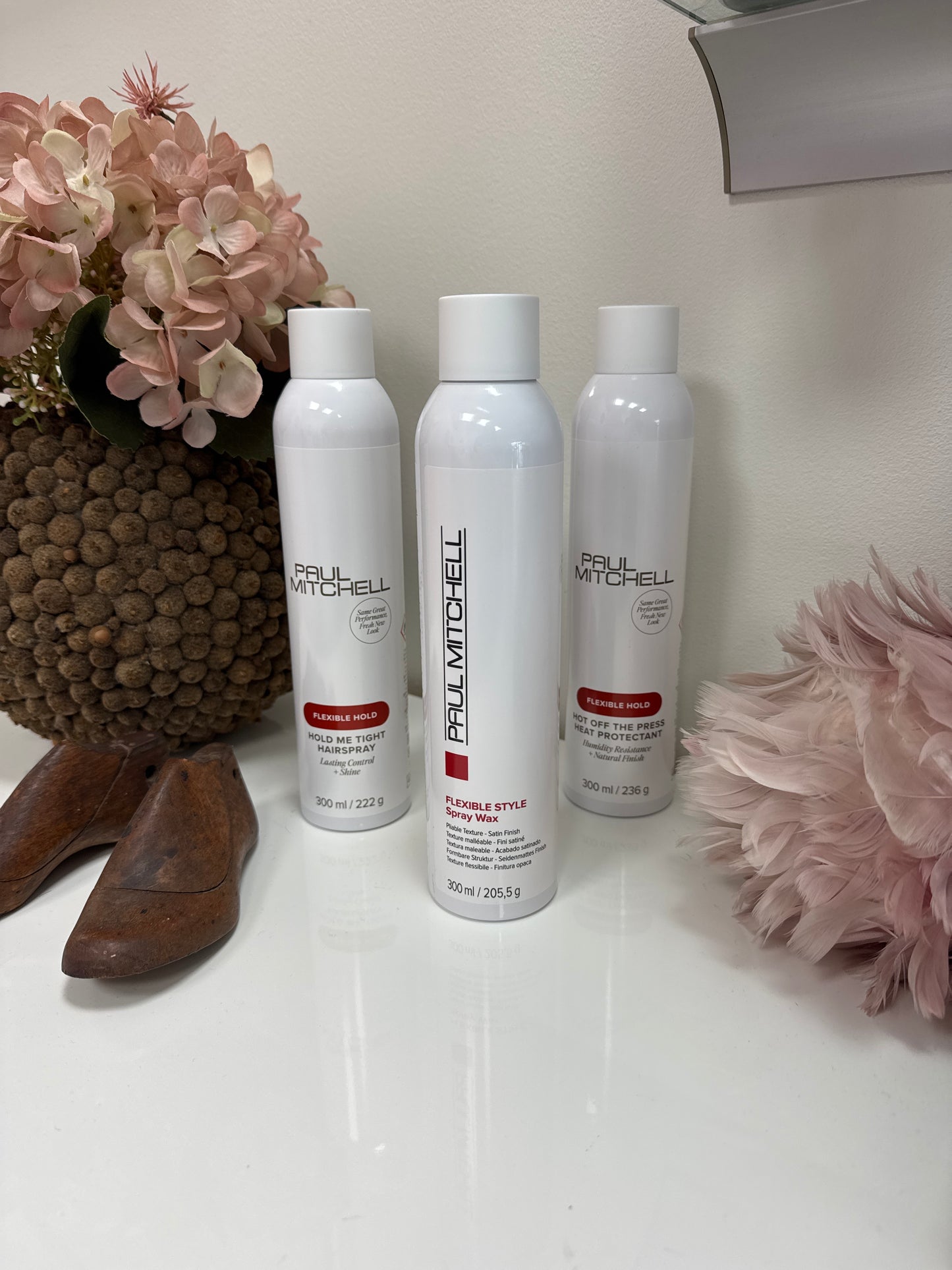 Stylingprodukte flexibel Halt Paul Mitchell Haarspray Spray Wax Hitzeschutz als Set nebeneinander Paul Mitchell