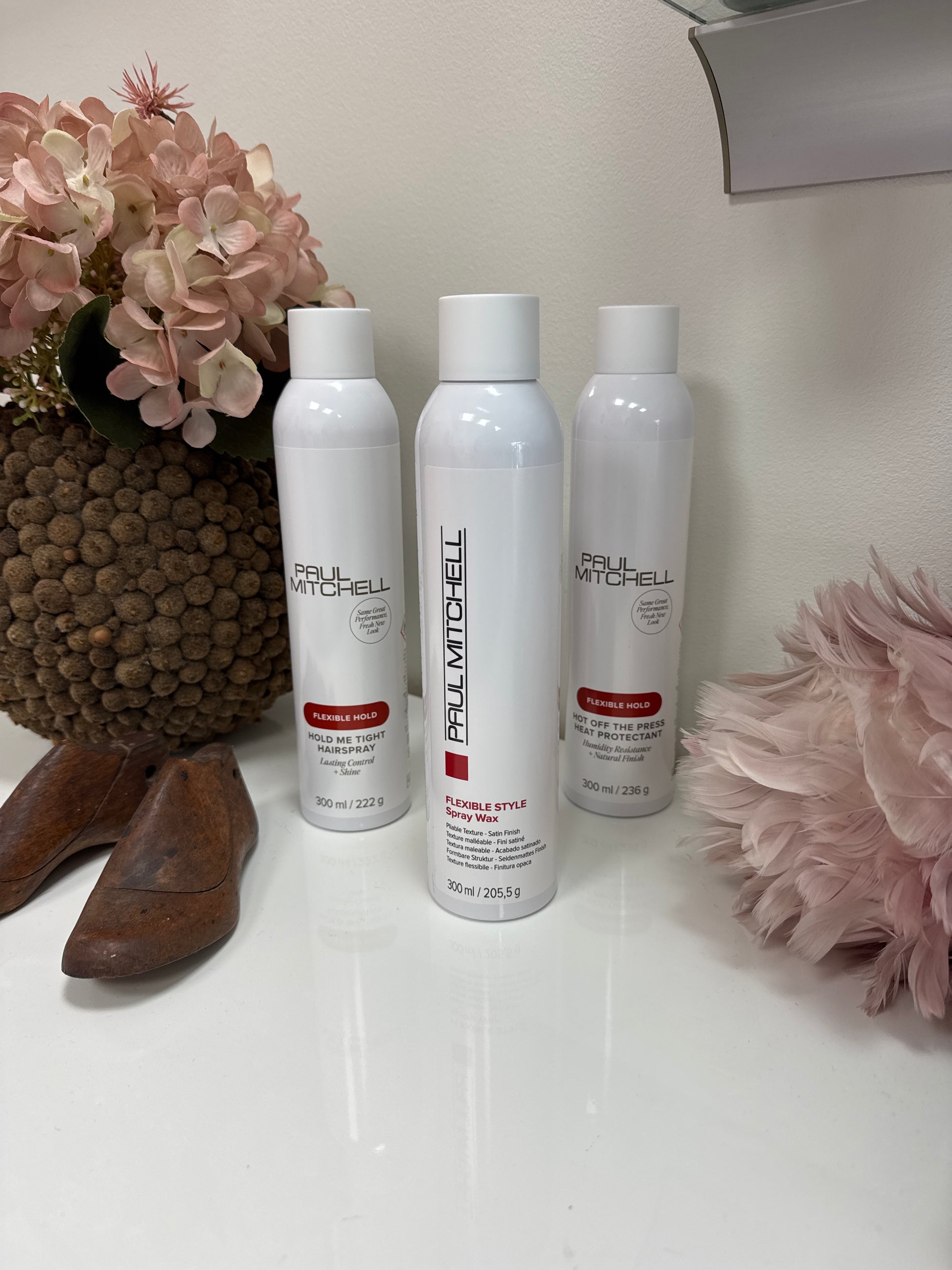 Stylingprodukte flexibel Halt Paul Mitchell Haarspray Spray Wax Hitzeschutz als Set nebeneinander Paul Mitchell