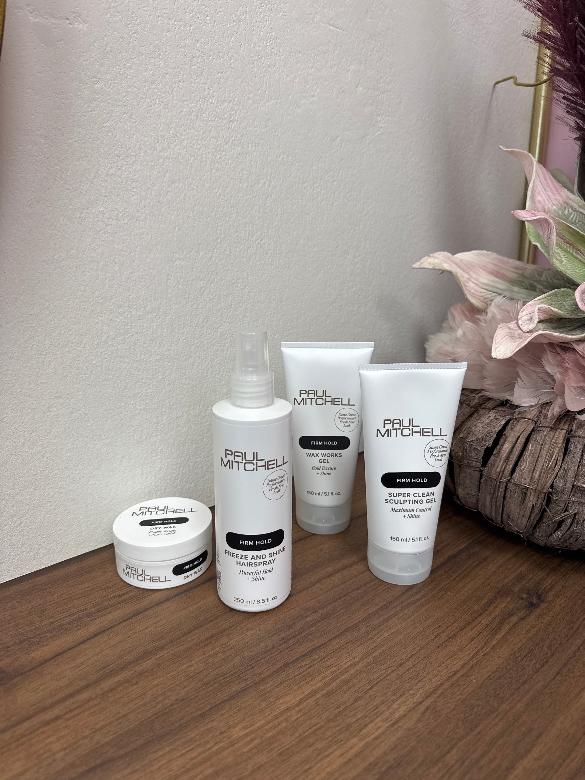 Stylingprodukte starker Halt Paul Mitchell Haarspray Gel Dry Wax Set auf Holztisch nebeneinander Paul Mitchell