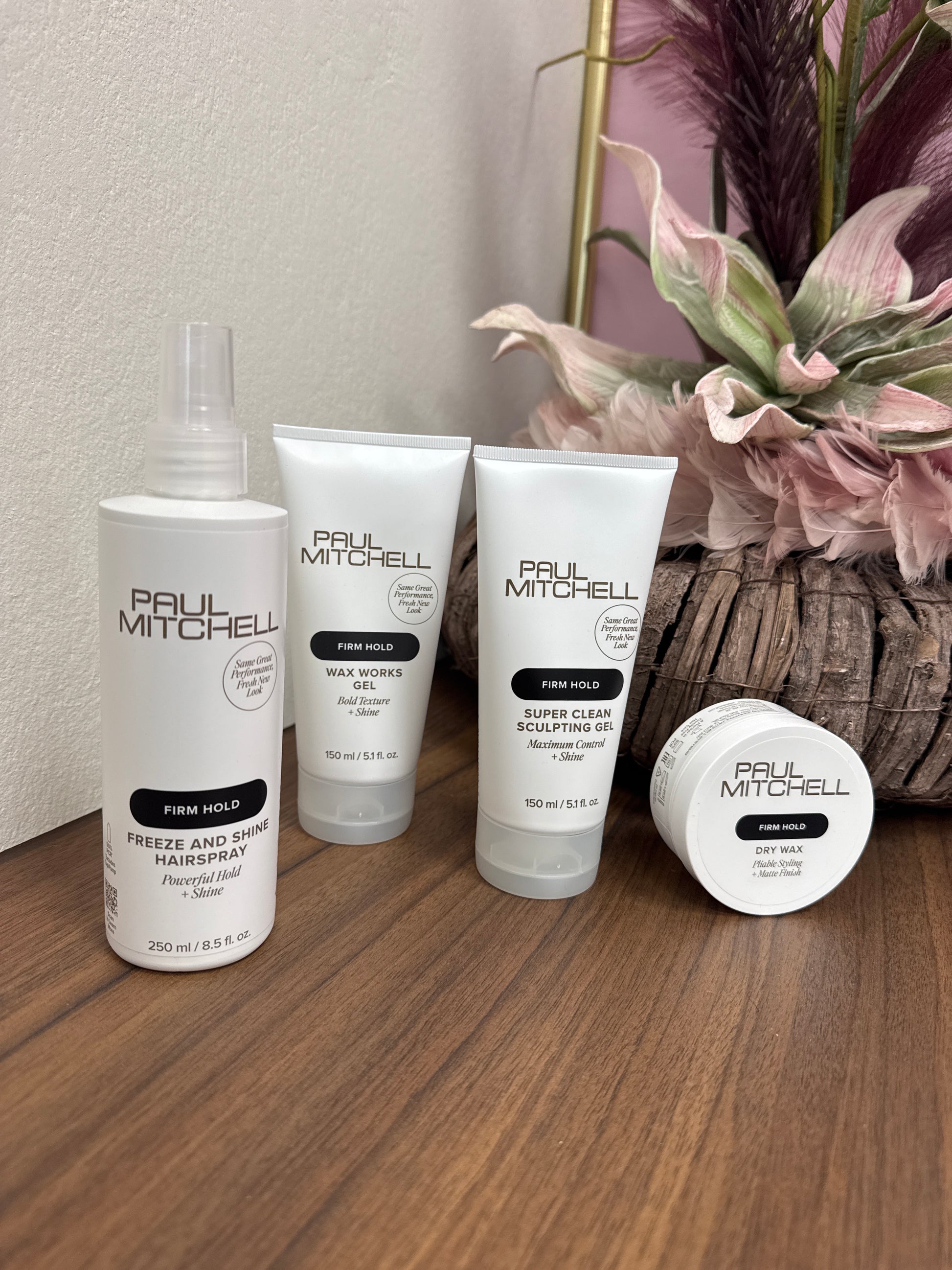 Stylingprodukte starker Halt Paul Mitchell Haarspray Gel Dry Wax Set auf Holztisch mit Dekoration Paul Mitchell