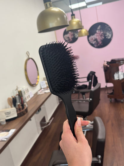 Great Lengths Paddle Brush mit speziellen Extensionsborsten, Nahaufnahme im Friseursalon – Great Lengths