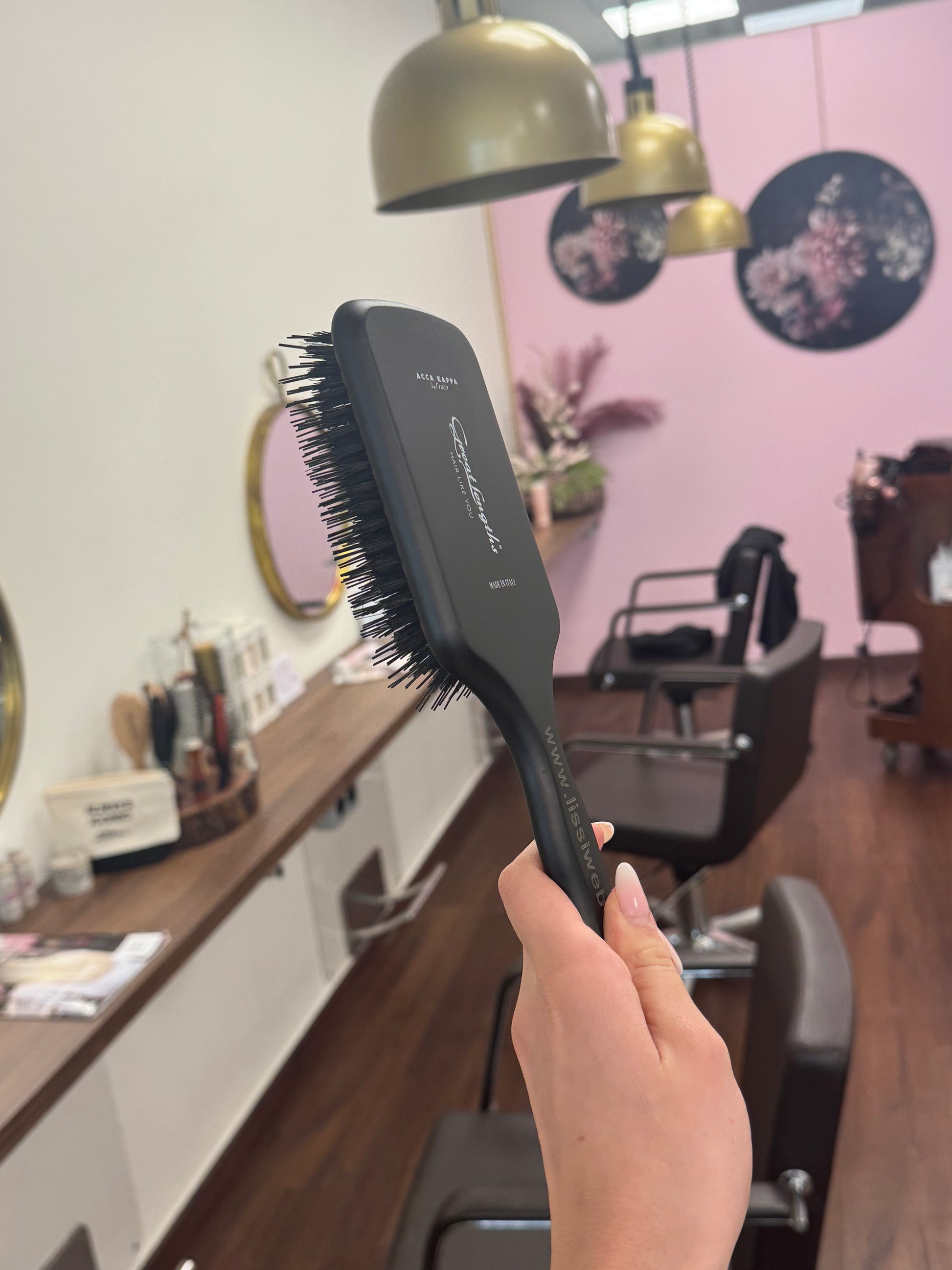 Great Lengths Paddle Brush mit flexiblen Borsten, Seitenansicht im Friseursalon – Great Lengths