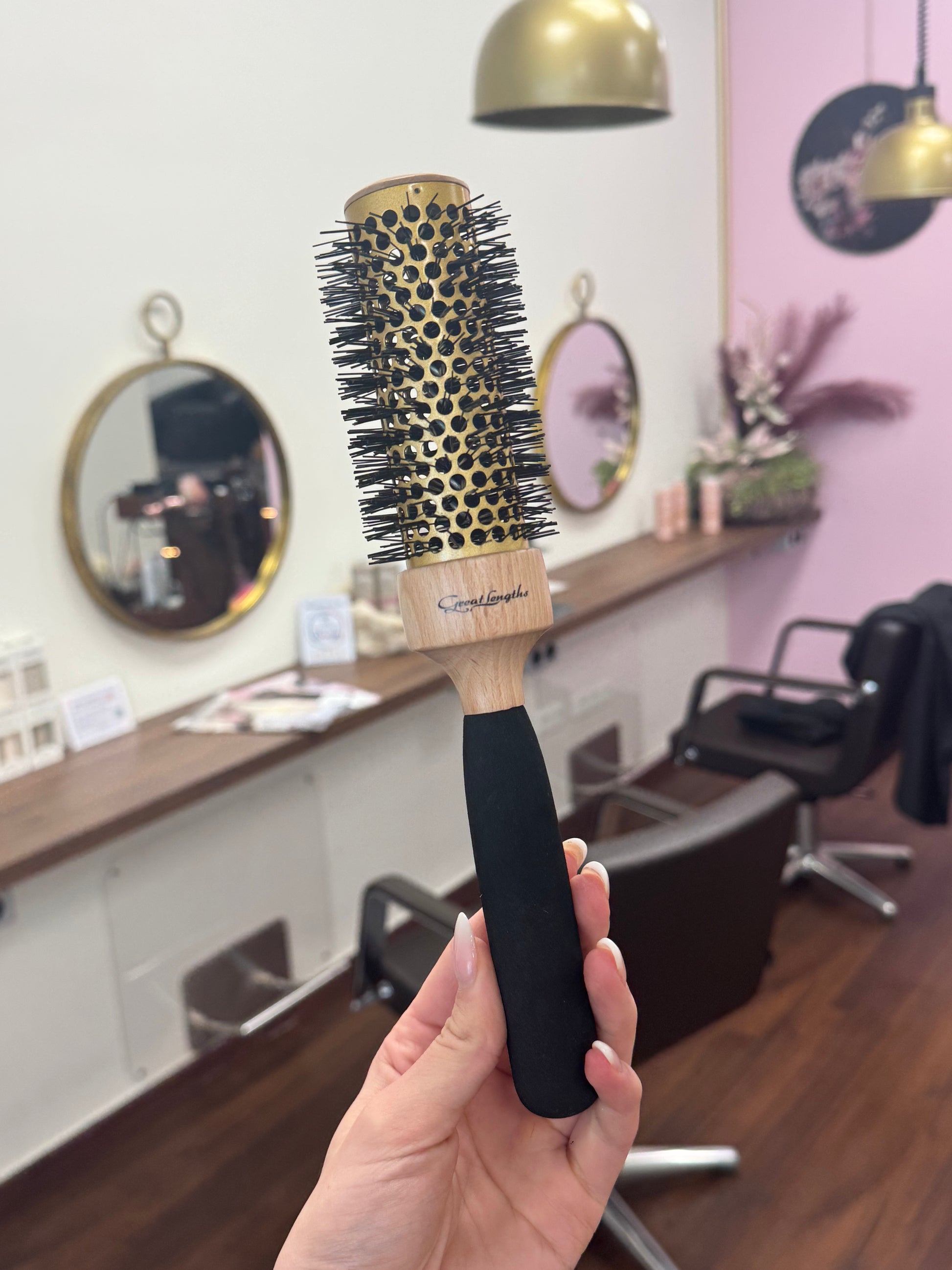 Great Lengths Rundbürste mit Keramikkörper und Holzgriff, professionelle Stylingbürste im Friseursalon – Great Lengths