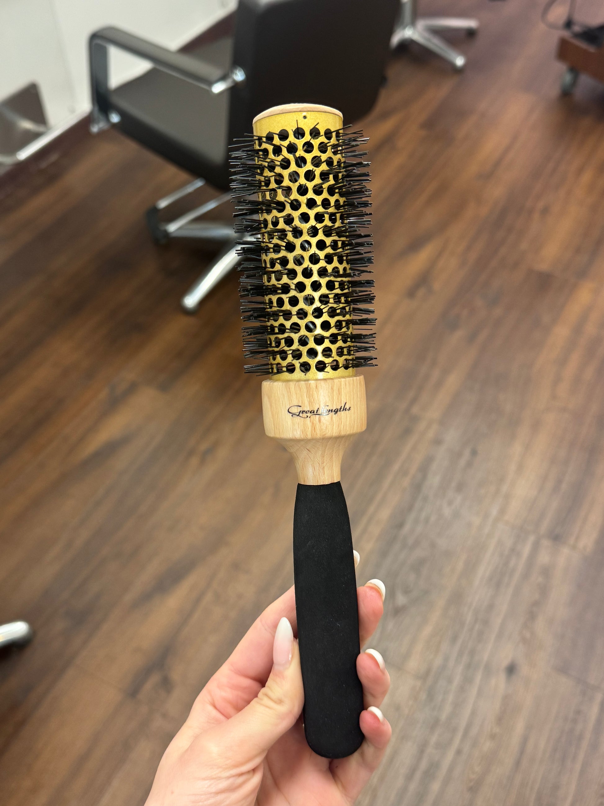 Great Lengths Rundbürste für Föhnstyling und Volumen, Detailansicht mit Keramikkörper – Great Lengths