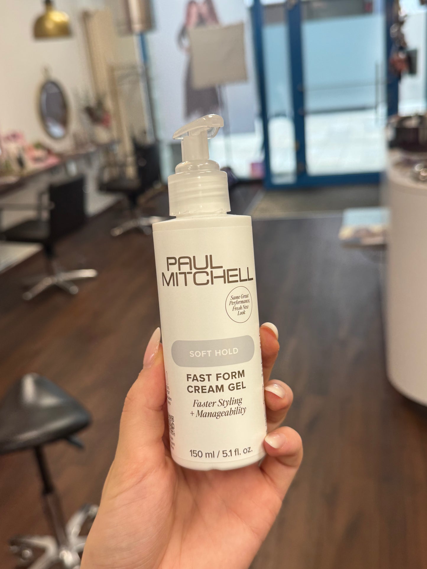 Fast Form Cream Gel – Paul Mitchell Soft Hold Stylinggel in 150 ml Pumpflasche im Friseursalon – Paul Mitchell