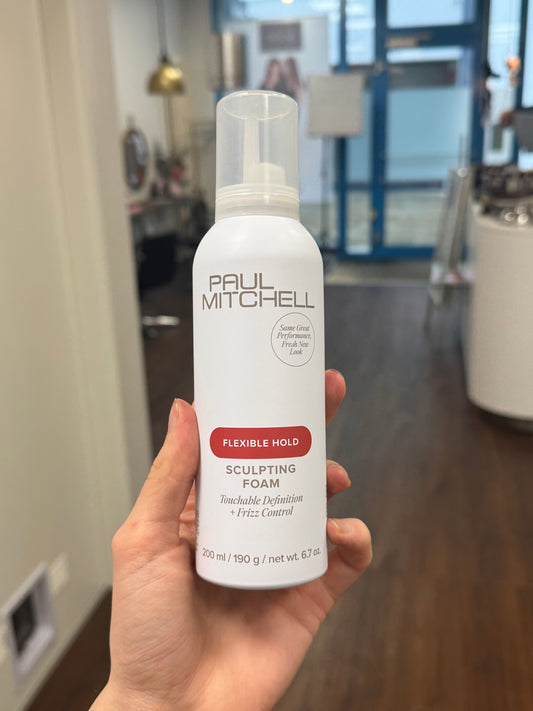 Paul Mitchell Sculpting Foam Flexible Hold Volumen Mousse in Hand im Salon gehalten, natürliche Anwendungssituation – Paul Mitchell